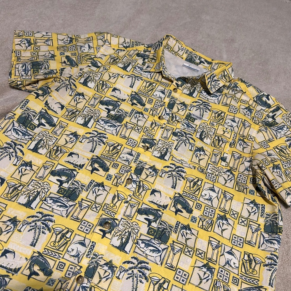 Columbia PFG Button Down Mens L Yellow Tropical Fish  Shirt Shoulder Vents